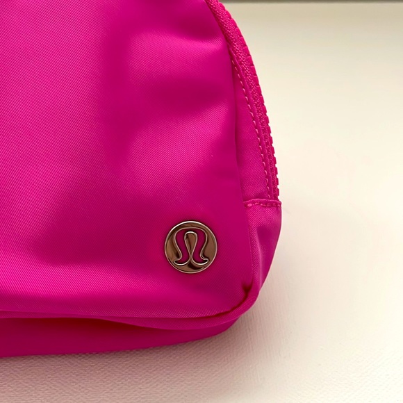 NWT Lululemon Everywhere Belt bag Sonic Pink 1L - Picture 3 of 15
